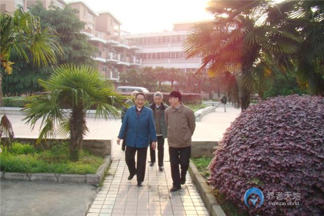 九久夕陽(yáng)紅巢湖光明老年公寓